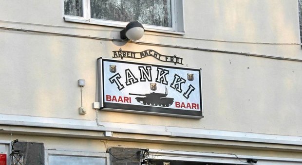 Bar usa come insegna la scritta di Auschwitz, è polemica: «Chi prova fastidio compri le birre altrove»