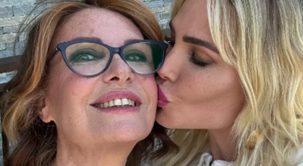 Ilary Blasi e la dolce dedica alla mamma: «Ti voglio tanto bene»