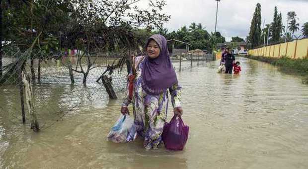 Dramma alluvione in Malesia, città sommerse dall'acqua: 5 morti e 100mila sfollati