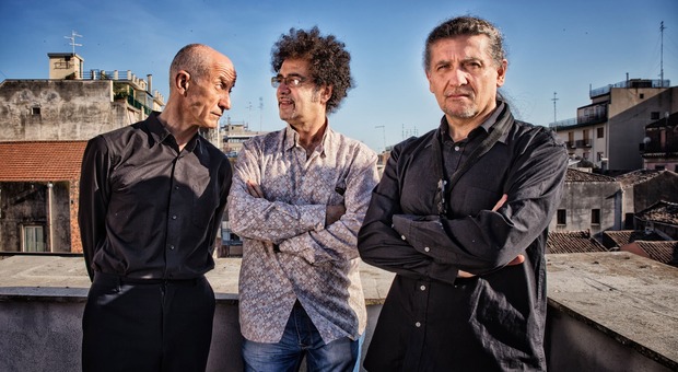 Servillo, Girotto e Mangalavite a Macerata Jazz con “L’anno che verrà”, i brani immortali di Lucio Dalla