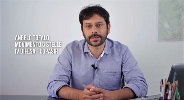 Angelo Tofalo, deputato M5S, nel video in cui annuncia la querela all'ex premier Matteo Renzi