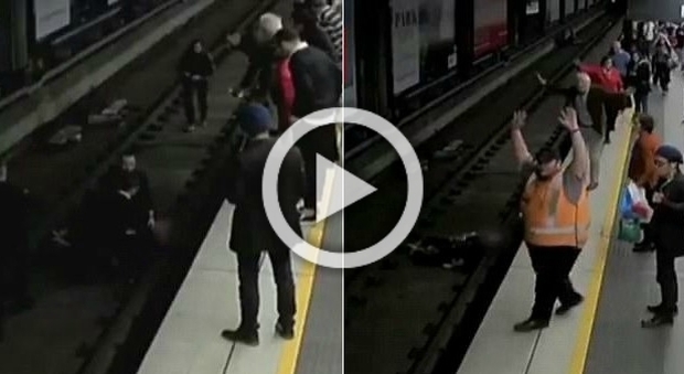 Malore in metro, cade sui binari. Gli altri passeggeri lo salvano così