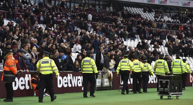 Premier League, il West Ham mette al bando alcuni tifosi dopo invasione di campo