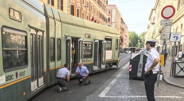 Roma, tram deraglia in via Ottaviano: strada chiusa