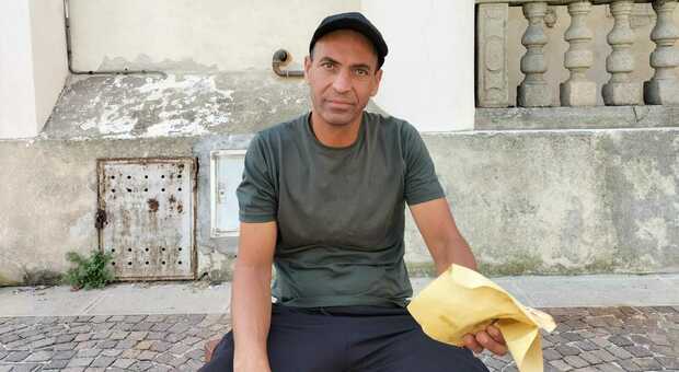 Mohammed, 39 anni, vive nei giardini di via Marconi a Rovigo