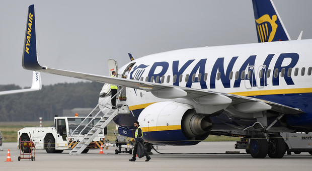 Ryanair scopre parti di motore false in due aerei: il giallo dei fornitori che riguarda anche altre compagnie