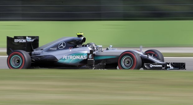 Monza, Mercedes più veloci nelle prove libere. Alle loro spalle le due Ferrari