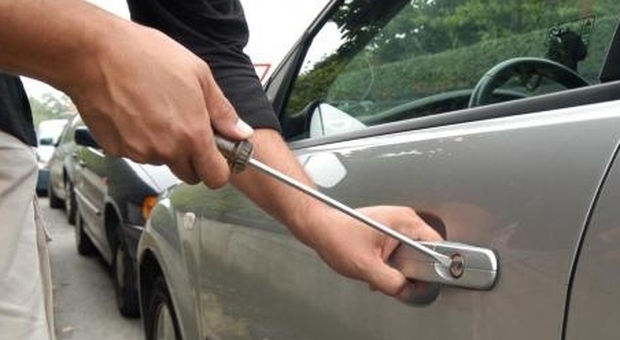 Nuovo raid dei topi d'auto in viale Rumor su 12 vetture: furti e finestrini infranti