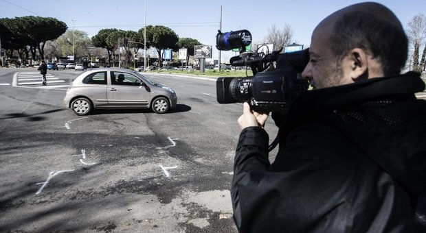 Roma, schianto tra tre auto e un bus Atac: un morto e tre feriti