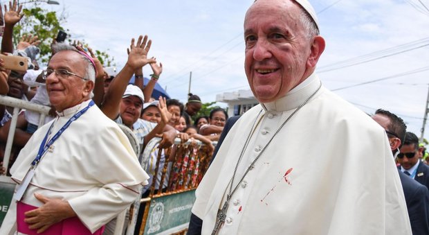 Migranti, il Papa loda la linea Gentiloni: «Accoglierli e integrarli, finchè i numeri sono sostenibili»