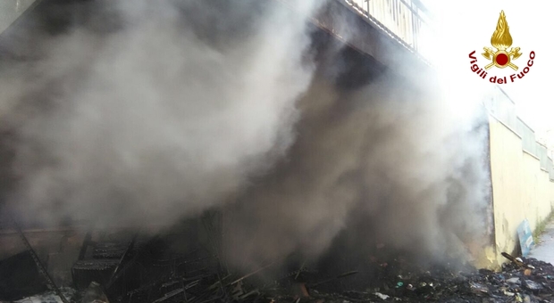 Porto Sant'Elpidio: rogo nel magazzino: fiamme ed una nube nera sulla città