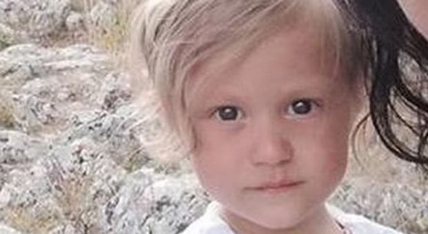 Salerno, bimba di due anni muore soffocata da un pezzo di wurstel: il dramma della nonna