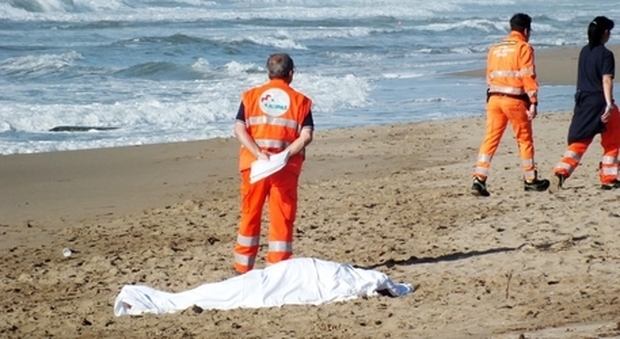 Si tuffa nel mare agitato per soccorrere dei bambini: 34enne muore annegato