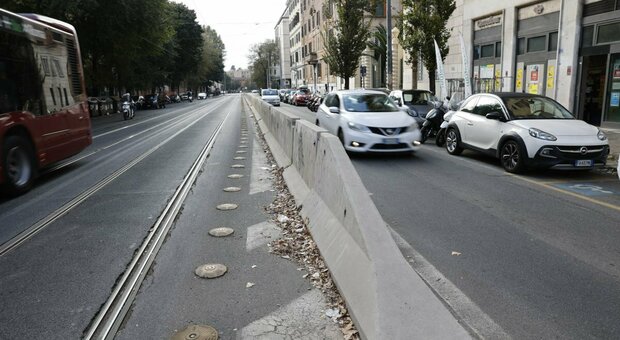 Barriere a viale Manzoni, l'odissea dei residenti: «Il nostro muro di Berlino»