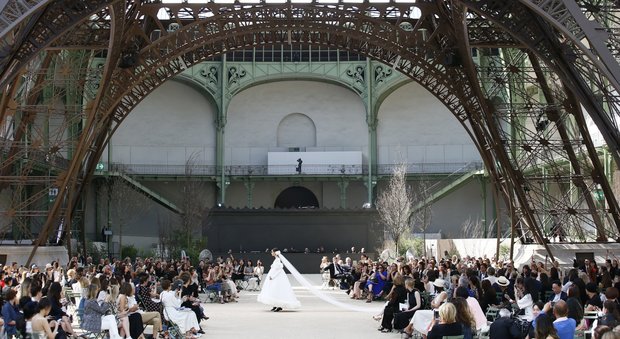 Chanel, Karl Lagerfeld omaggia Parigi: lo stile Coco sfila all'ombra della «torre Eiffel»