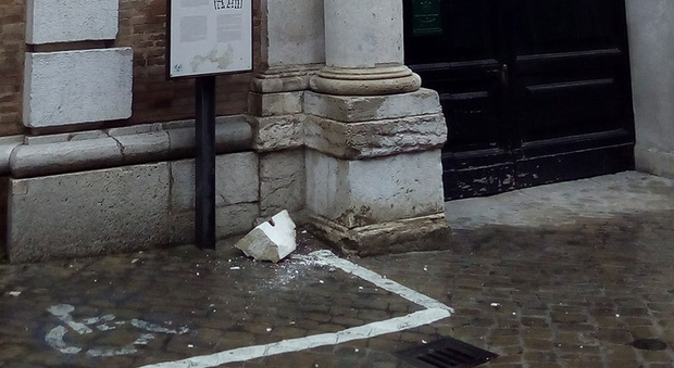 Recanati, paura in centro: pesante pezzo di marmo precipita dal palazzo