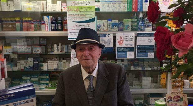 A 98 anni dirige ancora la farmacia aperta 70 anni fa e continua a fare i conti a mano