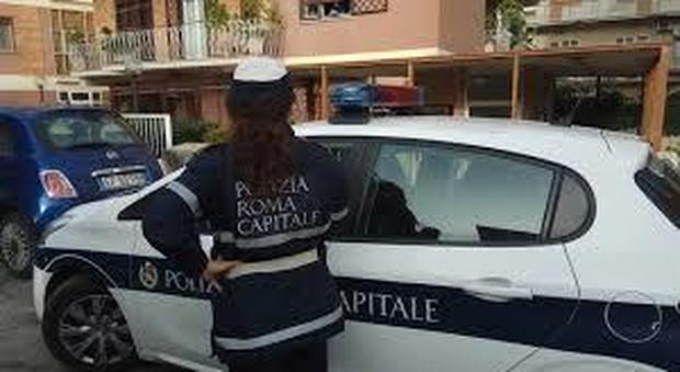 Roma, blitz della polizia contro i commercianti «abusivi»: sequetrati banchi e merce irregolari