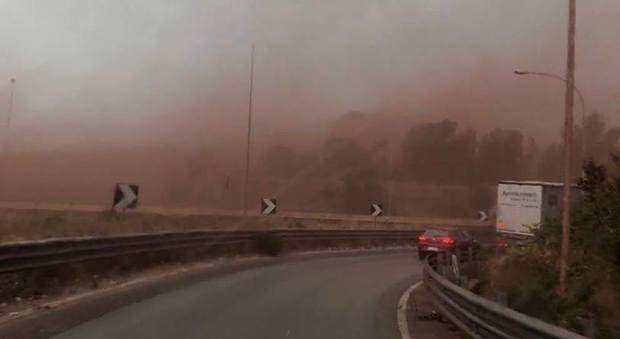Allarme a Taranto: raffiche di vento sollevano le polveri dell'Ilva e le spargono sulla città. Il deputato M5S: "Il mostro va chiuso"