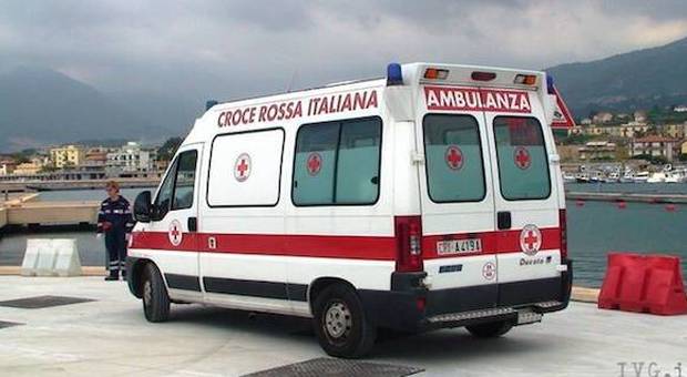 Stop alle ambulanze in traghetto, il sindaco di Capri ordina l'imbarco