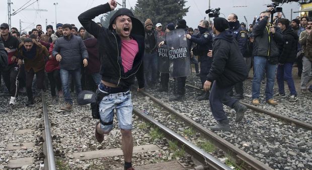 Calais, prosegue lo sgombero. In 10mila bloccati al confine greco