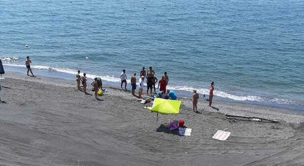 Salerno: fa il bagno in mare dopo pranzo, donna muore in spiaggia davanti alla figlia