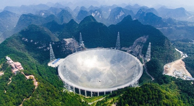 Il radiotelescopio più grande del mondo tra le montagne del Guizhou in Cina