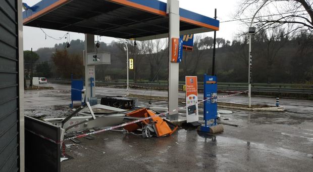 Ancona, un distributore devastato col camion-ariete: più danni che bottino