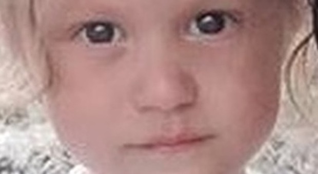 Salerno, bimba di due anni muore soffocata da un pezzo di wurstel sotto gli occhi della nonna