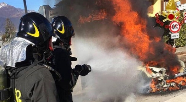 Incendio a Napoli, auto in fiamme all'alba: indagini in corso