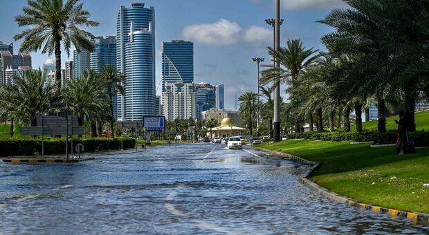 Pioggia record e inondazioni negli Emirati Arabi (soprattutto a Dubai): caos e sospetti sulla “semina delle nuvole”