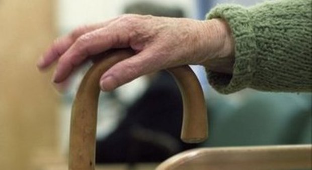 Savona, usuraia di 83 anni evade dai domiciliari per andare all'Enel: «Mi hanno staccato la luce»