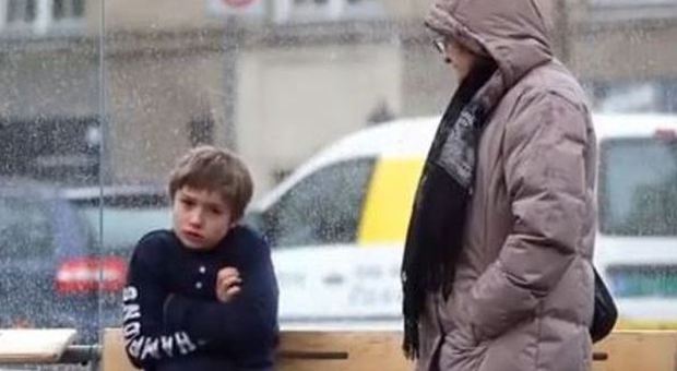 Un bambino trema di freddo da solo in strada: la reazione dei passanti commuove il web