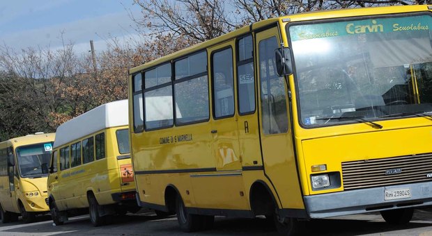 Roma, l'odissea dei bambini di Cerveteri: «La scuola è chiusa, costretti a restare sull'autobus“