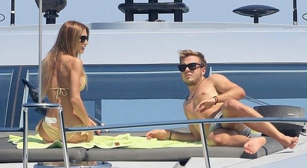 Goetze e fidanzata in vacanza a Ibiza Relax e spuntino in barca