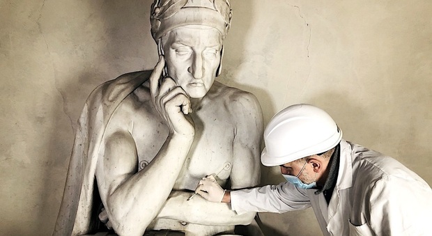 Dante, oro, marmi e misteri: così risplende il cenotafio del Poeta a Santa Croce