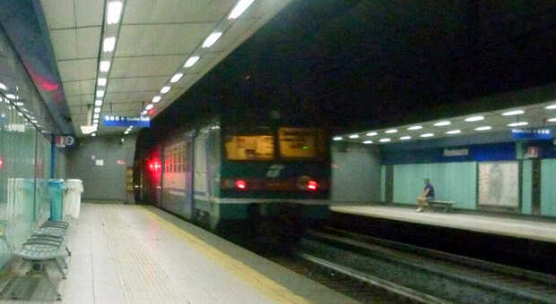 Un treno della Linea 2 che entra in stazione
