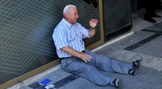 Grecia, il pensionato in lacrime salvato da un amico australiano: "Gli pagherò la pensione"