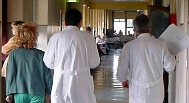 Modena, medico assenteista denunciato per truffa: lasciava l'ospedale per fare la spesa