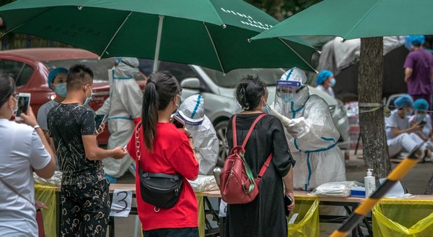 Coronavirus Pechino, sale l'allerta: cancellati tutti i voli. India, 2.000 morti in un giorno