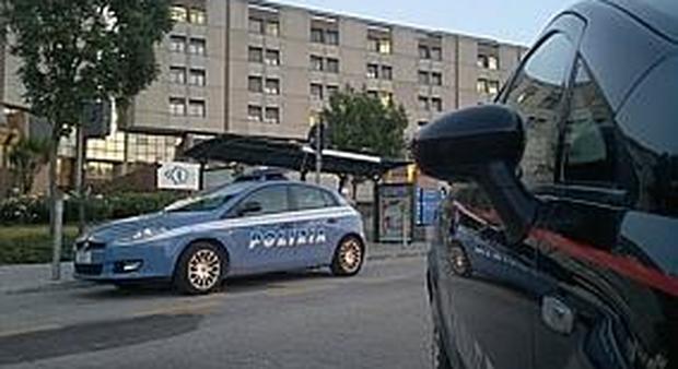Una pattuglia della polizia davanti all'ospedale di Torrette