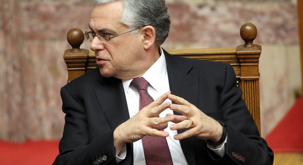 Grecia, esplosione nell'auto dell'ex premier Papademos: paura ad Atene