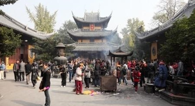 A scuola all'ombra del Buddha a Shangai, mistica e cosmopolita