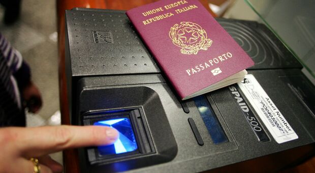 Passaporti, la polizia sblocca il nodo rinnovi: «Piano straordinario, risolti tutti i problemi»