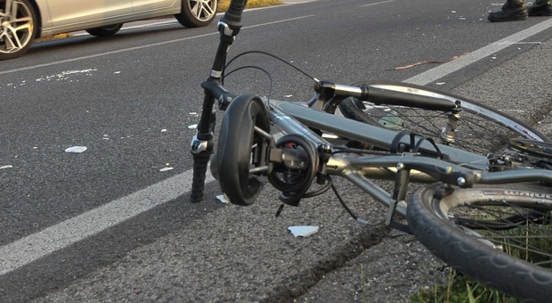 Donna in bici investita e uccisa a pochi metri da casa