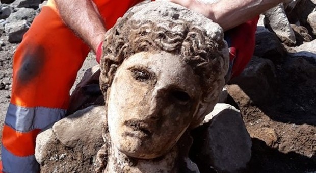 Fori Imperiali, dagli scavi di via Alessandrina riaffiora la testa di una grande statua