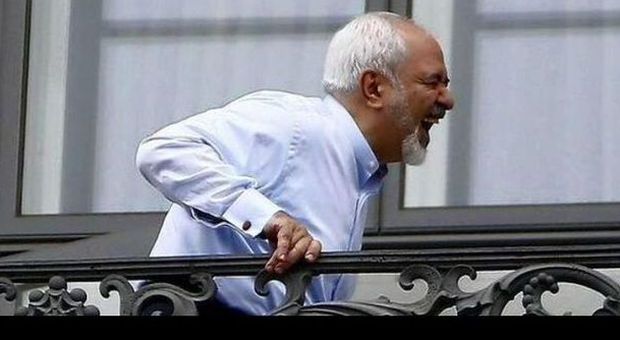 Nucleare Iran, il ministro impazzisce di gioia: le immagini festanti fanno il giro del web