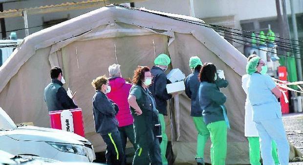 I sanitari in attesa di tampone nella tenda installata nel cortile del San Paolo (Foto Luciano Giobbi)