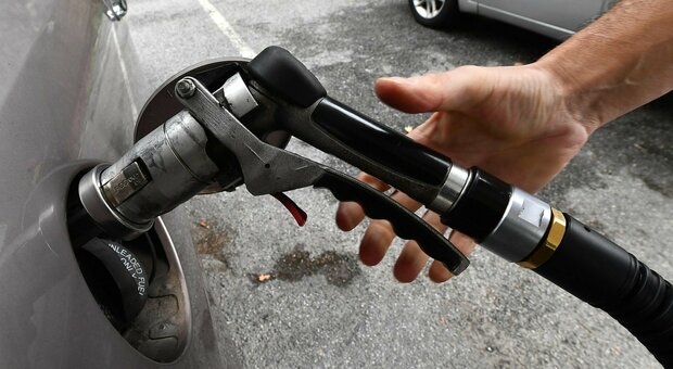 Benzina, prezzi alle stelle: la procura di Roma apre un'indagine «volta a verificare le ragioni di tale aumento»