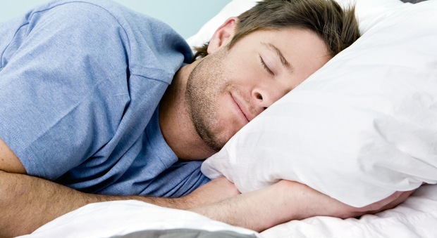 "Gli uomini che vanno a letto presto hanno problemi di salute": l'allarme da uno studio